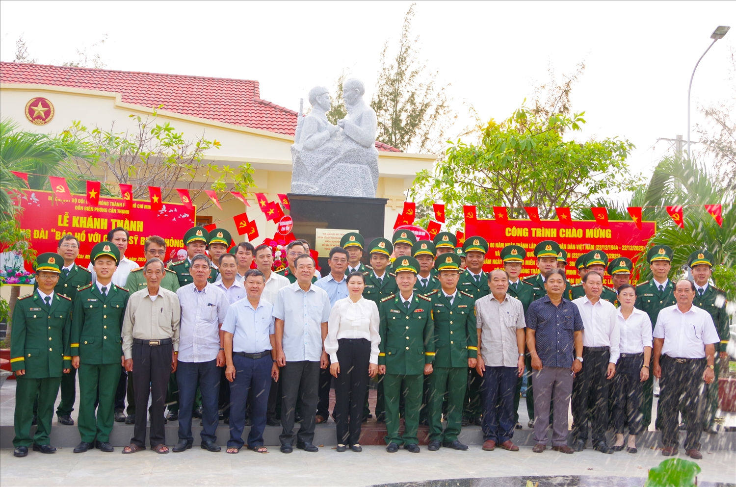Các đại biểu chụp hình lưu niệm với cán bộ, chiến sĩ Đồn Biên phòng Cần Thạnh bên Tượng đài “Bác Hồ với chiến sĩ Biên phòng” (Ảnh: Lương Kiểm) Các đại biểu chụp hình lưu niệm với cán bộ, chiến sĩ Đồn Biên phòng Cần Thạnh bên Tượng đài “Bác Hồ với chiến sĩ Biên phòng” (Ảnh: Lương Kiểm)