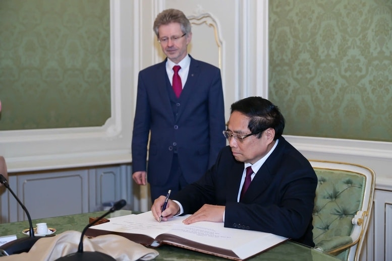 Thủ tướng Phạm Minh Chính ghi lưu bút tại Thượng viện Czech - Ảnh: VGP/Nhật Bắc Thủ tướng Phạm Minh Chính ghi lưu bút tại Thượng viện Czech - Ảnh: VGP/Nhật Bắc