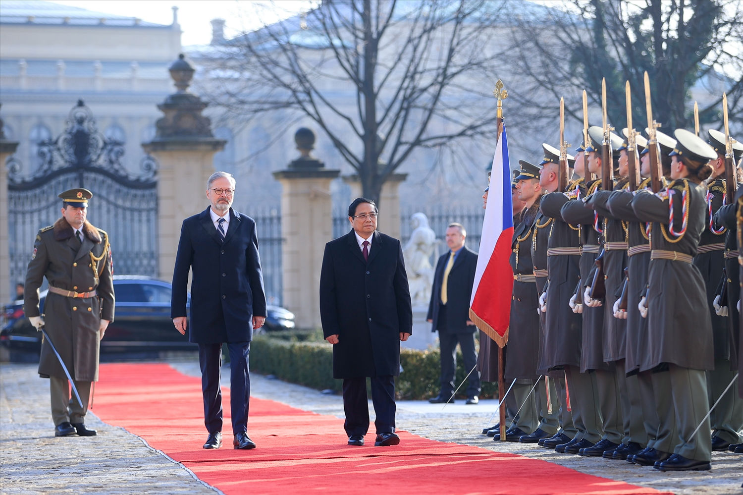 Sáng 20/1, tại Trụ sở Chính phủ Cộng hòa Czech ở thủ đô Praha, Thủ tướng Cộng hòa Czech Petr Fiala chủ trì buổi lễ trọng thể đón Thủ tướng Chính phủ Phạm Minh Chính cùng Phu nhân và Đoàn đại biểu Việt Nam - Ảnh: VGP/Nhật Bắc Sáng 20/1, tại Trụ sở Chính phủ Cộng hòa Czech ở thủ đô Praha, Thủ tướng Cộng hòa Czech Petr Fiala chủ trì buổi lễ trọng thể đón Thủ tướng Chính phủ Phạm Minh Chính cùng Phu nhân và Đoàn đại biểu Việt Nam - Ảnh: VGP/Nhật Bắc