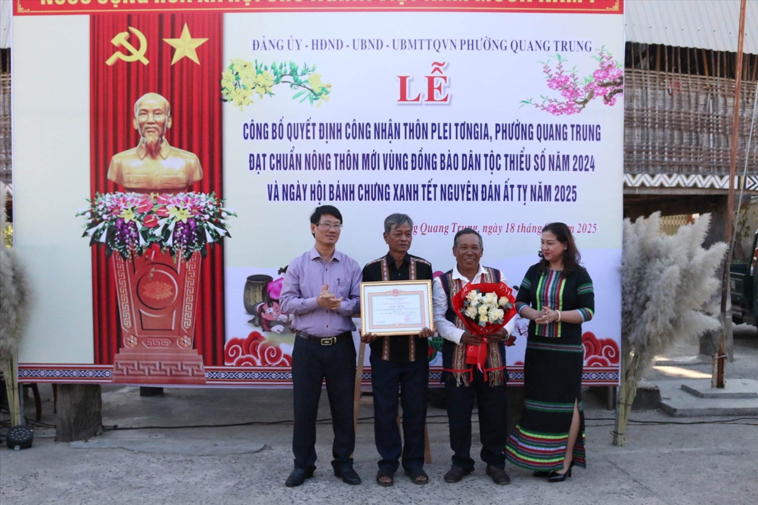 Nhân dân làng Plei Tơngia, phường Quang Trung, Tp. Kon Tum đón nhận Quyết định công nhận làng đạt chuẩn nông thôn mới vùng đồng bào DTTS Nhân dân làng Plei Tơngia, phường Quang Trung, Tp. Kon Tum đón nhận Quyết định công nhận làng đạt chuẩn nông thôn mới vùng đồng bào DTTS