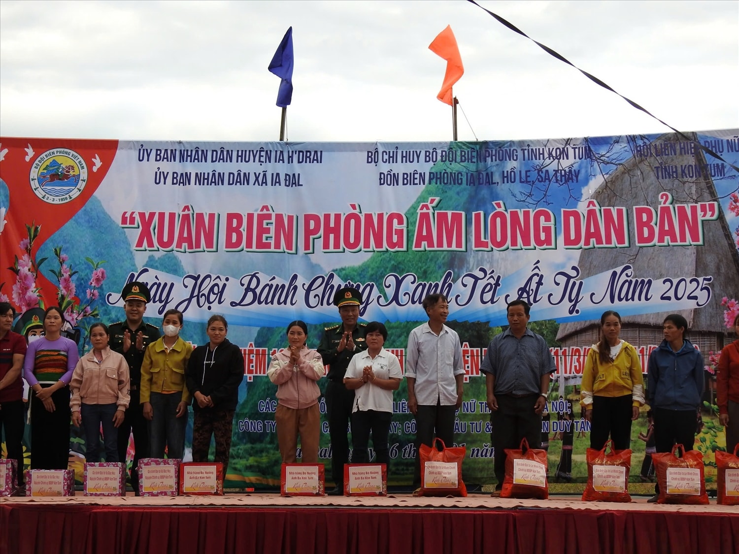 Bộ đội Biên phòng và chính quyền xã Ia Đal, huyện Ia H’Drai tặng quà cho các hộ đồng bào DTTS có hoàn cảnh khó khăn Bộ đội Biên phòng và chính quyền xã Ia Đal, huyện Ia H’Drai tặng quà cho các hộ đồng bào DTTS có hoàn cảnh khó khăn