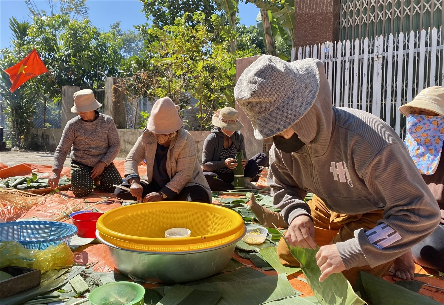 Dân làng Plei Tơngia, phường Quang Trung, Tp. Kon Tum tham gia gói bánh chưng xanh Dân làng Plei Tơngia, phường Quang Trung, Tp. Kon Tum tham gia gói bánh chưng xanh