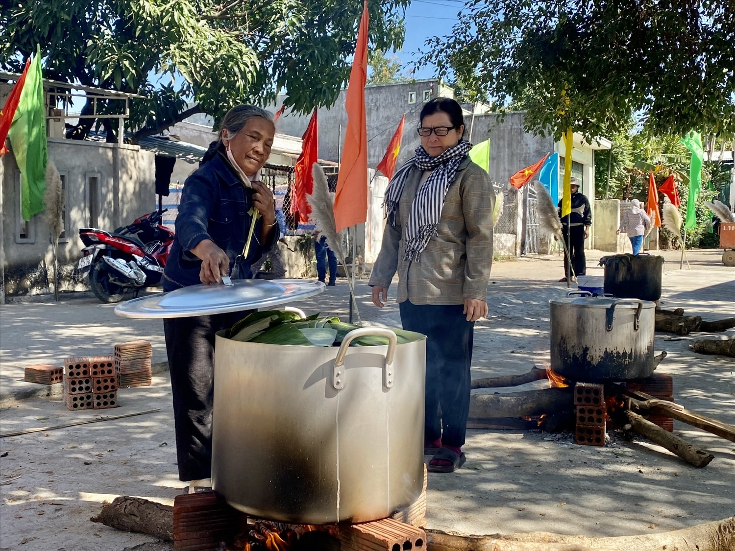 Bánh chưng sau khi được nấu chín sẽ được phát cho từng hộ gia đình trong làng Bánh chưng sau khi được nấu chín sẽ được phát cho từng hộ gia đình trong làng
