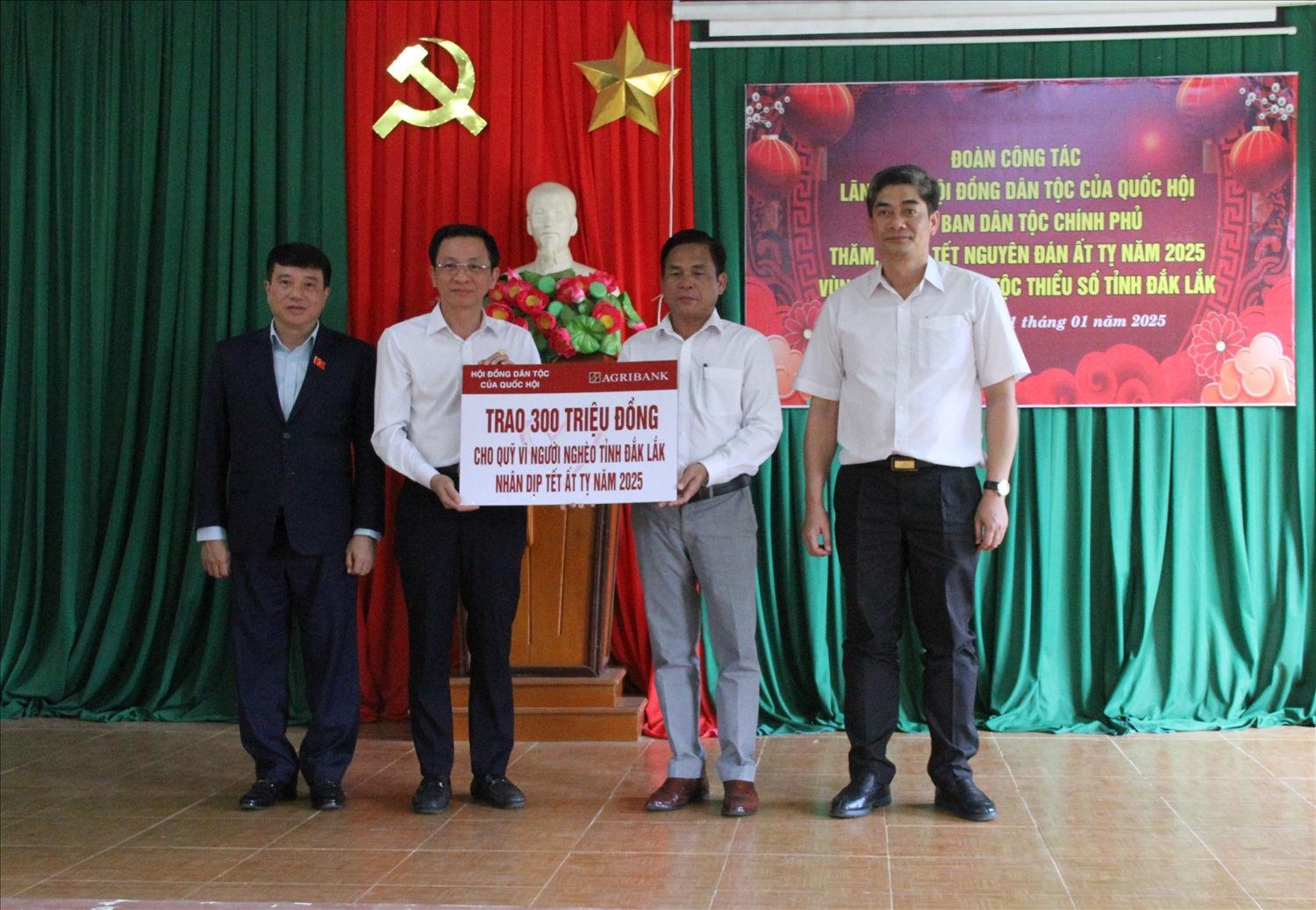 Ngân hàng Nông nghiệp và Phát triển nông thôn chi nhánh Đắk Lắk trao bảng tượng trưng tặng 300 triệu đồng thông qua quỹ người nghèo của Uỷ ban MTTQ Việt Nam tỉnh Đắk Lắk