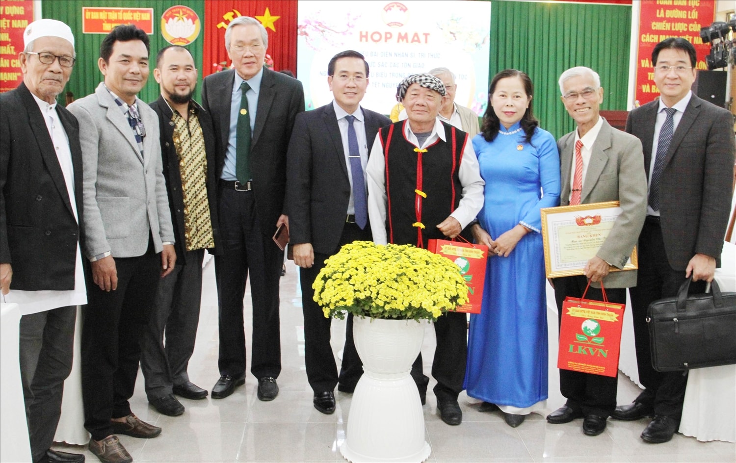 Ông Phạm Văn Hậu, Phó Bí thư Thường trực Tỉnh ủy- Chủ tịch HĐND tỉnh thăm hỏi, tặng quà Người có uy tín Chamaléa Thơm ở xã Phước Chiến, huyện Thuận Bắc.