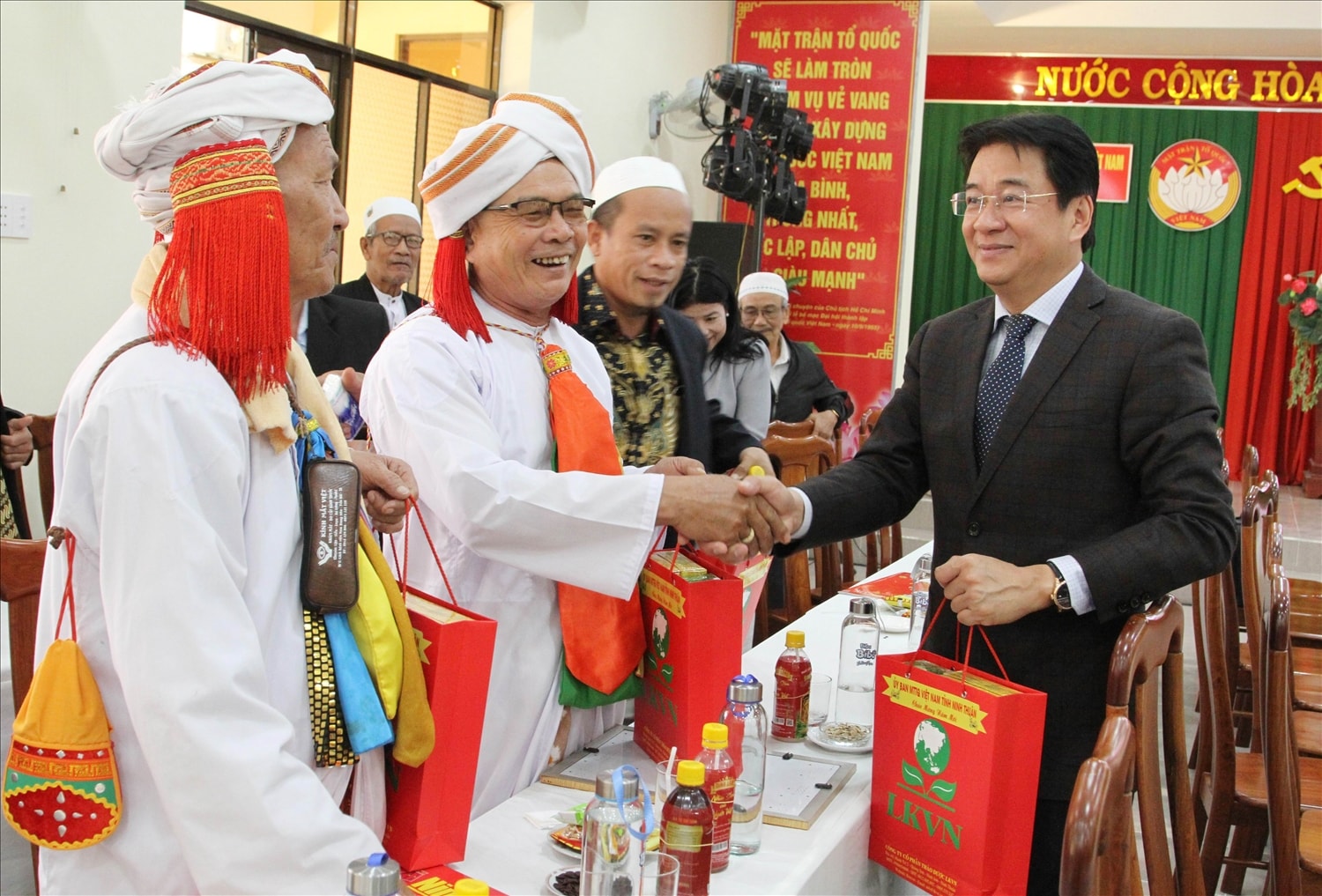 Ông Nguyễn Long Biên, Phó Chủ tịch UBND tỉnh Ninh Thuận thăm hỏi, tặng quà chức sắc Imưm Từ Công Dư, Phó Chủ tịch Hội đồng Sư cả Hồi giáo Bà ni tỉnh Ninh Thuận.