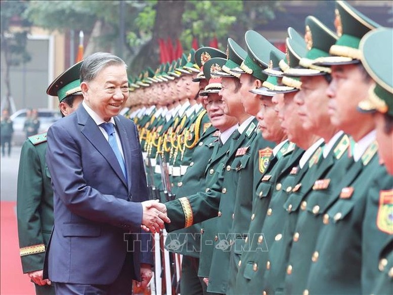 Tổng Bí thư Tô Lâm với lãnh đạo, sĩ quan chỉ huy Bộ Tư lệnh Bộ đội Biên phòng. Ảnh: TTXVN Tổng Bí thư Tô Lâm với lãnh đạo, sĩ quan chỉ huy Bộ Tư lệnh Bộ đội Biên phòng. Ảnh: TTXVN