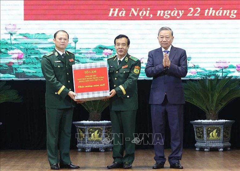 Tổng Bí thư Tô Lâm tặng quà cho cán bộ, chiến sĩ Bộ đội Biên phòng. Ảnh: TTXVN Tổng Bí thư Tô Lâm tặng quà cho cán bộ, chiến sĩ Bộ đội Biên phòng. Ảnh: TTXVN