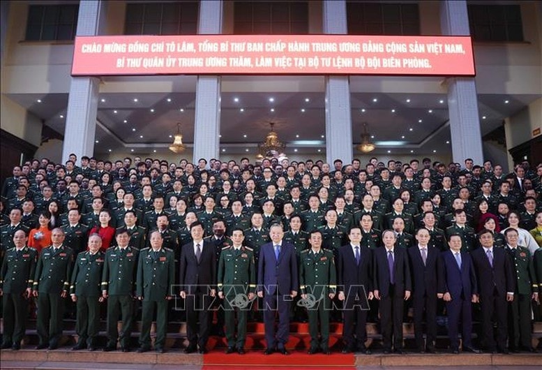Tổng Bí thư Tô Lâm với cán bộ, chiến sĩ Bộ Tư lệnh Bộ đội Biên phòng. Ảnh: TTXVN Tổng Bí thư Tô Lâm với cán bộ, chiến sĩ Bộ Tư lệnh Bộ đội Biên phòng. Ảnh: TTXVN