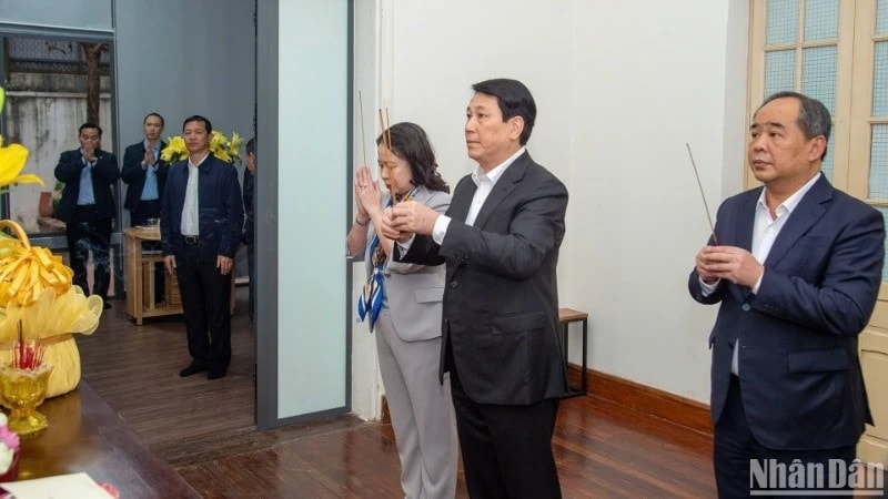 Chủ tịch nước Lương Cường cùng các đồng chí trong đoàn dâng hương tưởng nhớ nguyên Tổng Bí thư Nguyễn Phú Trọng Chủ tịch nước Lương Cường cùng các đồng chí trong đoàn dâng hương tưởng nhớ nguyên Tổng Bí thư Nguyễn Phú Trọng