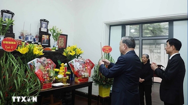 Tổng Bí thư Tô Lâm thắp hương tưởng niệm cố Tổng Bí thư Nguyễn Phú Trọng. (Ảnh: TTXVN) Tổng Bí thư Tô Lâm thắp hương tưởng niệm cố Tổng Bí thư Nguyễn Phú Trọng. (Ảnh: TTXVN)