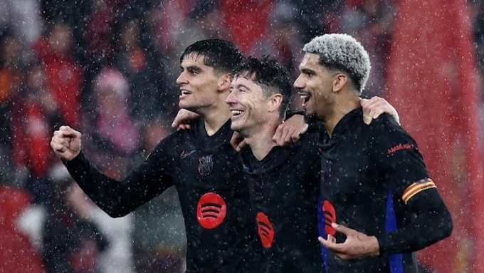 Lewandowski (giữa) ăn mừng sau khi hoàn tất cú đúp phạt đền. Ảnh: Reuters Lewandowski (giữa) ăn mừng sau khi hoàn tất cú đúp phạt đền. Ảnh: Reuters