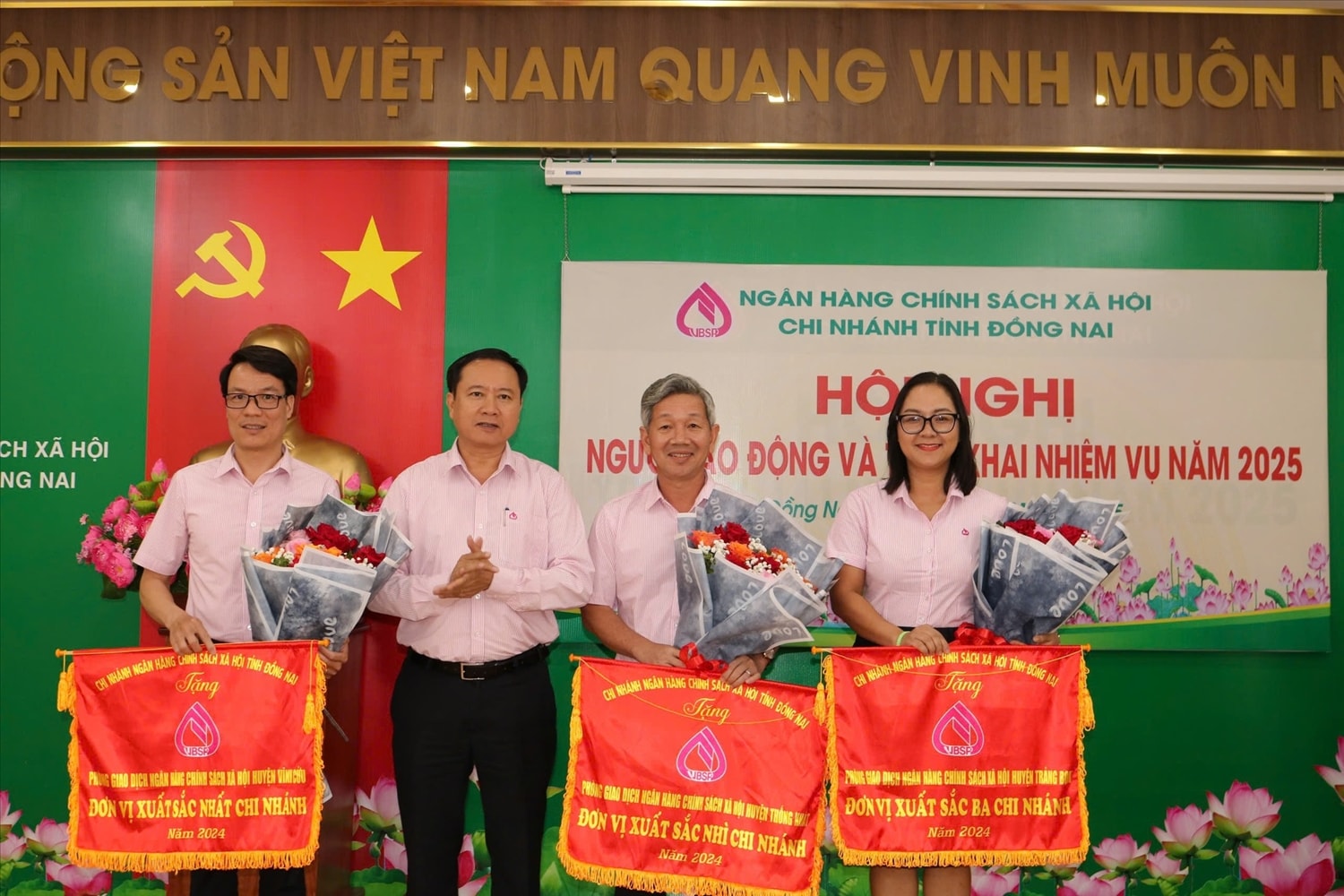 Giám đốc Chi nhánh NHCSXH tỉnh Đồng Nai Lê Bá Chuyên  tặng Cờ thi đua cho các đơn vị xuất sắc nhất nhì ba chi nhánh năm 2024