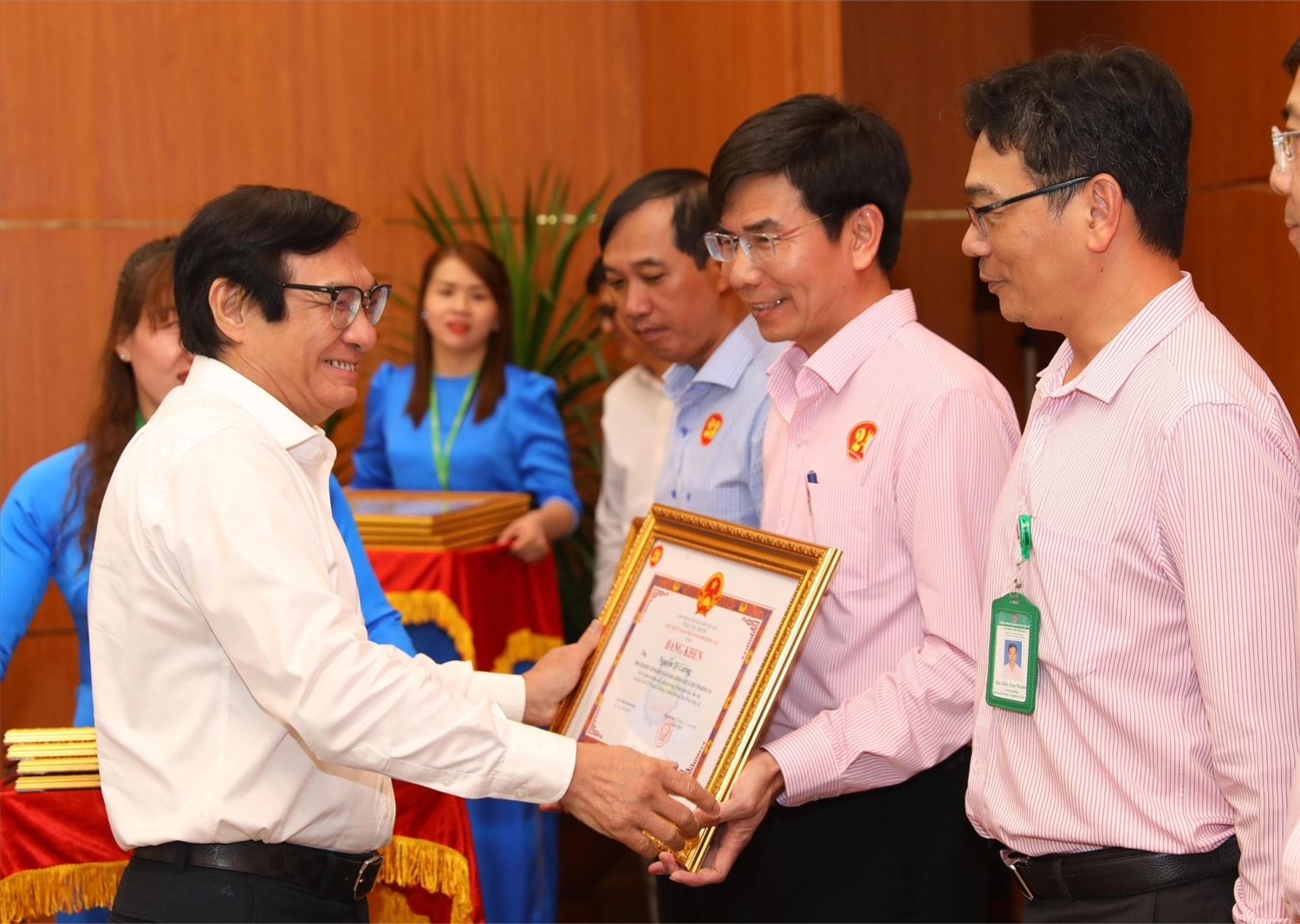 Phó Chủ tịch UBND tỉnh Nguyễn Sơn Hùng, Trưởng ban Đại diện HĐQT NHCSXH Chi nhánh tỉnh khen thưởng các cá nhân, tập thể đạt thành tích xuất sắc trong công tác tín dụng chính sách