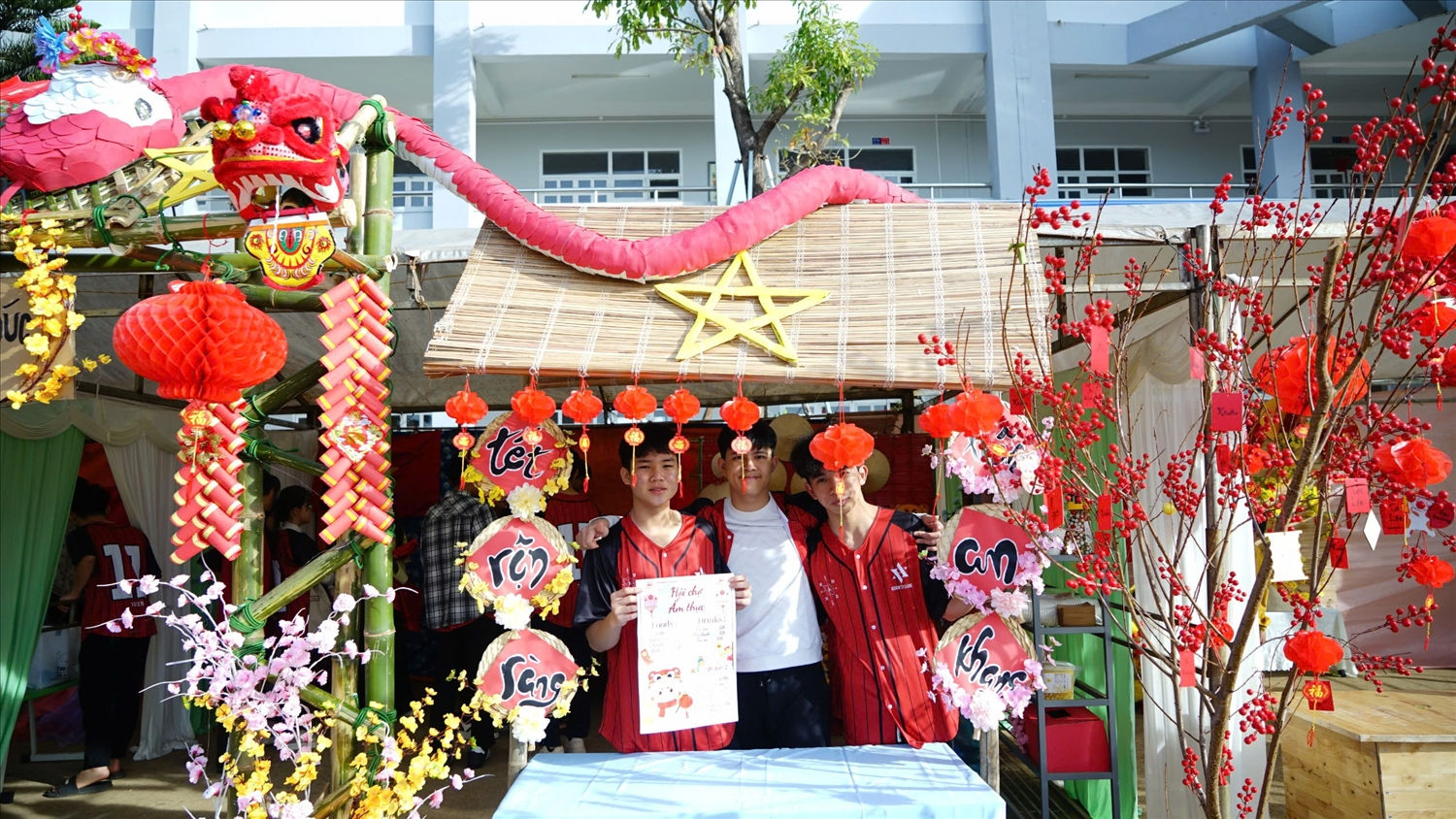 Cổng trại được trang trí tràn ngập sắc Xuân,  mang đậm dấu ấn Tết cố truyền