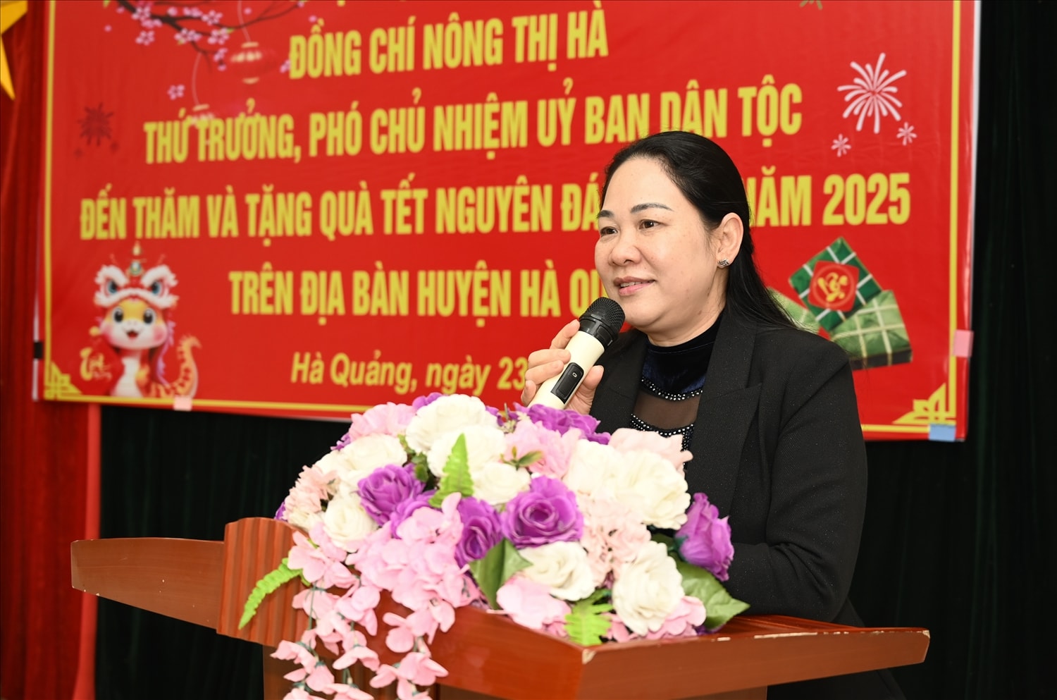 Trong chuyến công tác Thứ trưởng, Phó Chủ nhiệm Nông Thị Hà đã ân cần thăm hỏi, động viên và gửi lời chúc mừng năm mới tới cán bộ và nhân dân các huyện  huyện Bảo Lạc, Hà Quảng và Nguyên Bình của tỉnh Cao Bằng 