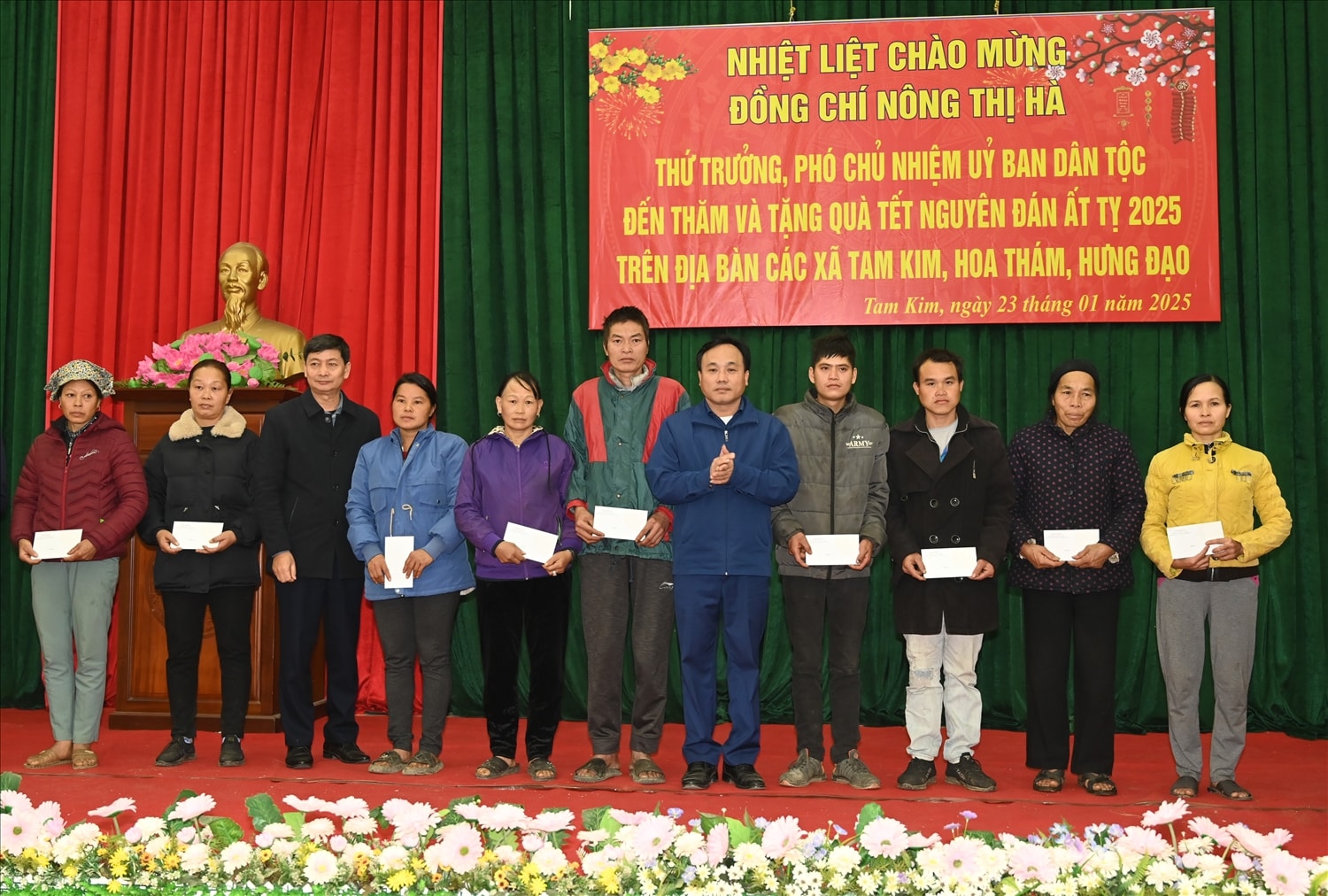Trưởng Ban dân tộc tỉnh Cao Bằng Bế Văn Hùng ; Chủ tịch UBND huyện Nguyên Bình Đào  Nguyên Phong thay mặt Đoàn công tác trao quà tặng quà cho các gia đình hộ nghèo người DTTS huyện Nguyên Bình