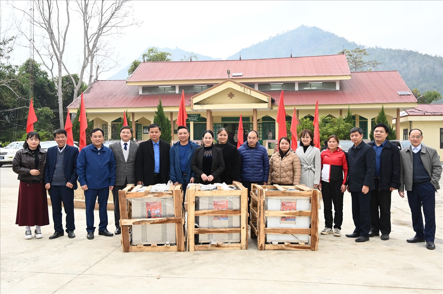 Nhân dịp  này Đoàn công tác đã trao tặng 16 bếp củi thông minh cho 16 Trường học Bán trú trên địa bàn tỉnh Cao Bằng