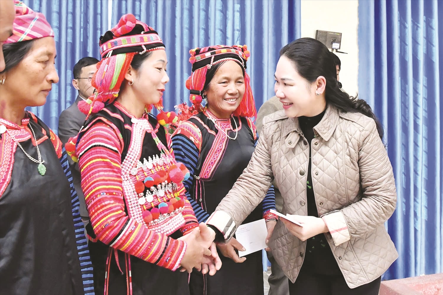 Thứ trưởng, Phó Chủ nhiệm Uỷ ban Dân tộc Nông Thị Hà thăm hỏi, động viên và tặng quà cho Người có uy tín xã Chung Chải, huyện Mường Nhé, tỉnh Điện Biên Thứ trưởng, Phó Chủ nhiệm Uỷ ban Dân tộc Nông Thị Hà thăm hỏi, động viên và tặng quà cho Người có uy tín xã Chung Chải, huyện Mường Nhé, tỉnh Điện Biên