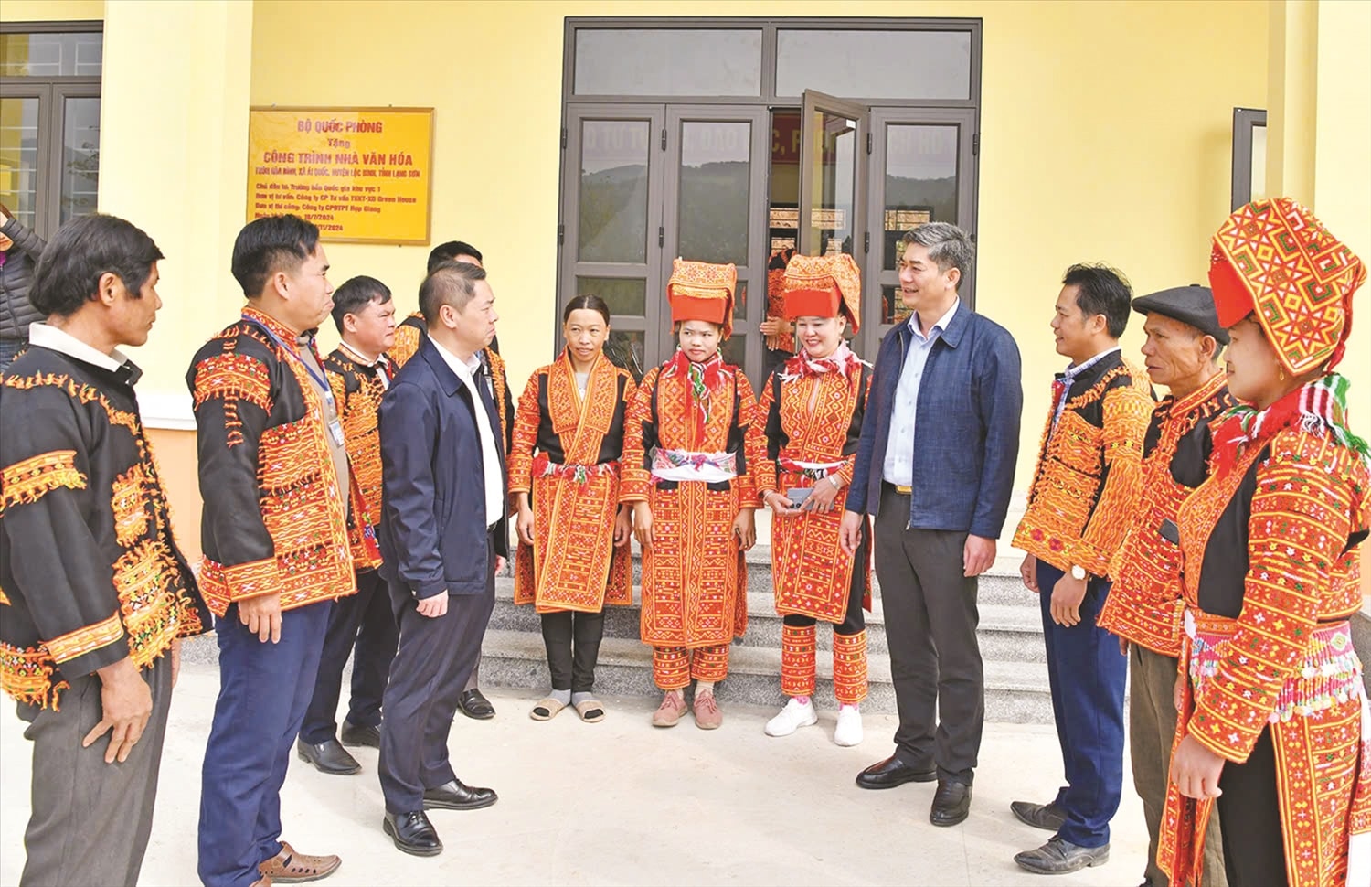 Ủy viên dự khuyết Ban Chấp hành Trung ương Đảng, Thứ trưởng, Phó Chủ nhiệm Uỷ ban Dân tộc Y Vinh Tơr trò chuyện, thăm hỏi bà con các dân tộc tại xã Ái Quốc, huyện Lộc Bình, tỉnh Lạng Sơn Ủy viên dự khuyết Ban Chấp hành Trung ương Đảng, Thứ trưởng, Phó Chủ nhiệm Uỷ ban Dân tộc Y Vinh Tơr trò chuyện, thăm hỏi bà con các dân tộc tại xã Ái Quốc, huyện Lộc Bình, tỉnh Lạng Sơn
