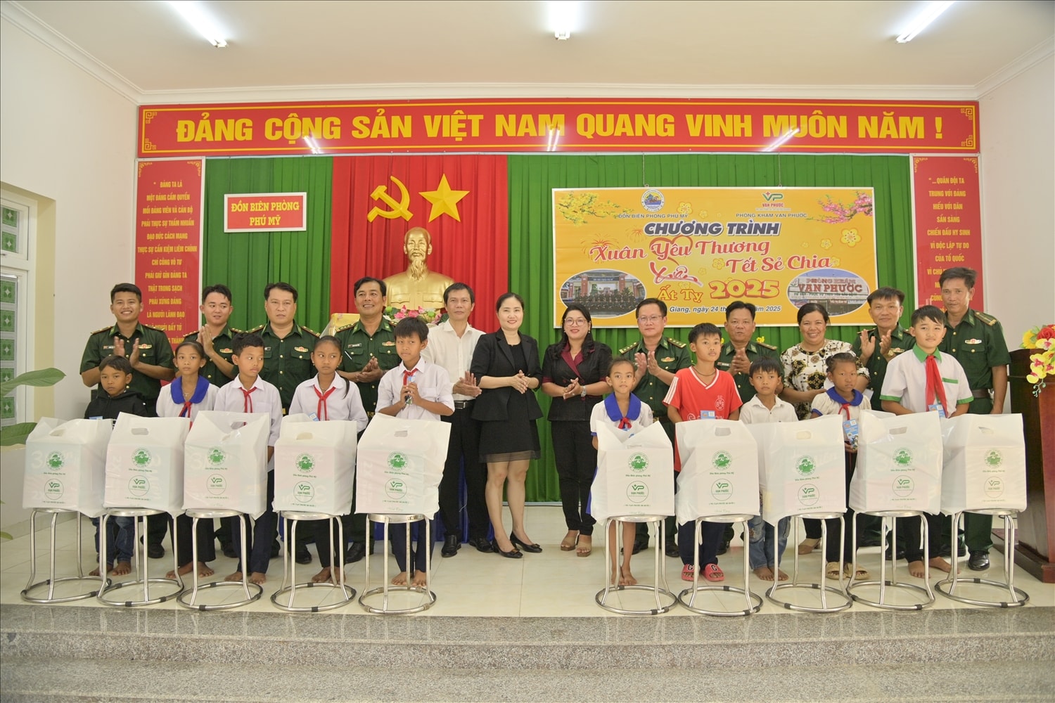 Ban Tổ chức trao quà và học bổng cho các em học sinh thuộc Chương trình 