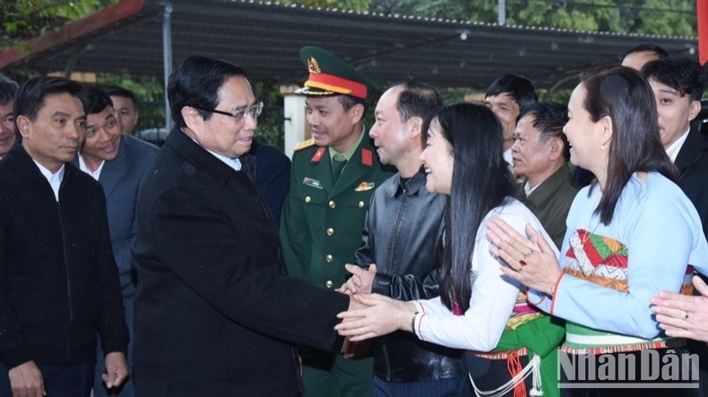 Thủ tướng Phạm Minh Chính với lãnh đạo, nhân dân huyện Ngọc Lặc. (Ảnh: TRẦN HẢI) Thủ tướng Phạm Minh Chính với lãnh đạo, nhân dân huyện Ngọc Lặc. (Ảnh: TRẦN HẢI)