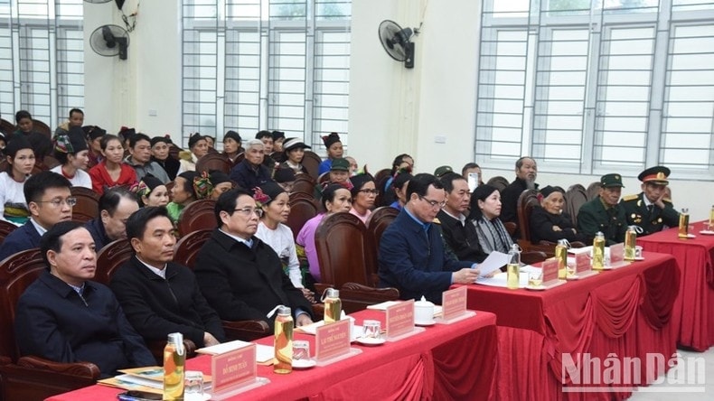 Thủ tướng Phạm Minh Chính, các đồng chí lãnh đạo, đại biểu và bà con nhân dân tham dự chương trình. (Ảnh: TRẦN HẢI) Thủ tướng Phạm Minh Chính, các đồng chí lãnh đạo, đại biểu và bà con nhân dân tham dự chương trình. (Ảnh: TRẦN HẢI)