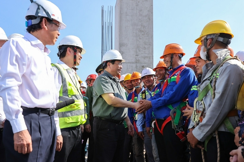 Ngày 12/2/2024 (tức mùng 3 Tết Giáp Thìn), Thủ tướng Chính phủ Phạm Minh Chính đã đi kiểm tra, động viên người lao động làm việc xuyên Tết tại công trình trọng điểm dự án nhà Ga hành khách T3 Tân Sơn Nhất. Ảnh: VGP/Nhật Bắc Ngày 12/02/2024 (tức mùng 3 Tết Giáp Thìn), Thủ tướng Chính phủ Phạm Minh Chính đã đi kiểm tra, động viên người lao động làm việc xuyên Tết tại công trình trọng điểm dự án nhà Ga hành khách T3 Tân Sơn Nhất. Ảnh: VGP/Nhật Bắc