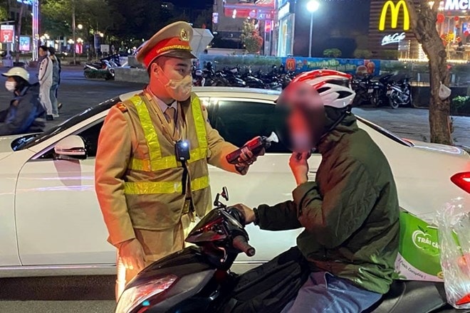 CSGT Hà Nội kiểm tra vi phạm nồng độ cồn với người đi xe máy tối 26.1. Ảnh: Tiến Trạch CSGT Hà Nội kiểm tra vi phạm nồng độ cồn với người đi xe máy tối 26.1. Ảnh: Tiến Trạch