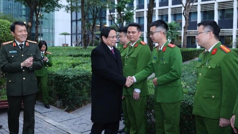 Thủ tướng Phạm Minh Chính tới thăm, động viên cán bộ, chiến sĩ Cục Cảnh sát quản lý hành chính về trật tự xã hội, Bộ Công an. (Ảnh: TRẦN HẢI) Thủ tướng Phạm Minh Chính tới thăm, động viên cán bộ, chiến sĩ Cục Cảnh sát quản lý hành chính về trật tự xã hội, Bộ Công an. (Ảnh: TRẦN HẢI)
