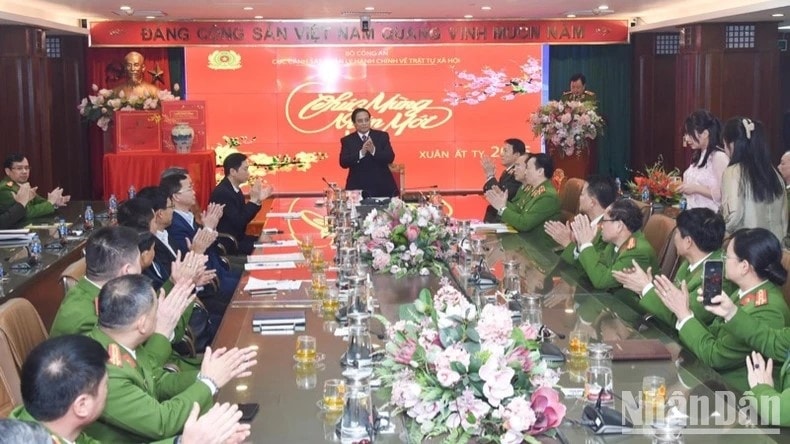 Thủ tướng Phạm Minh Chính thăm hỏi, động viên lãnh đạo, cán bộ, chiến sĩ Cục Cảnh sát quản lý hành chính về trật tự xã hội. (Ảnh: TRẦN HẢI) Thủ tướng Phạm Minh Chính thăm hỏi, động viên lãnh đạo, cán bộ, chiến sĩ Cục Cảnh sát quản lý hành chính về trật tự xã hội. (Ảnh: TRẦN HẢI)