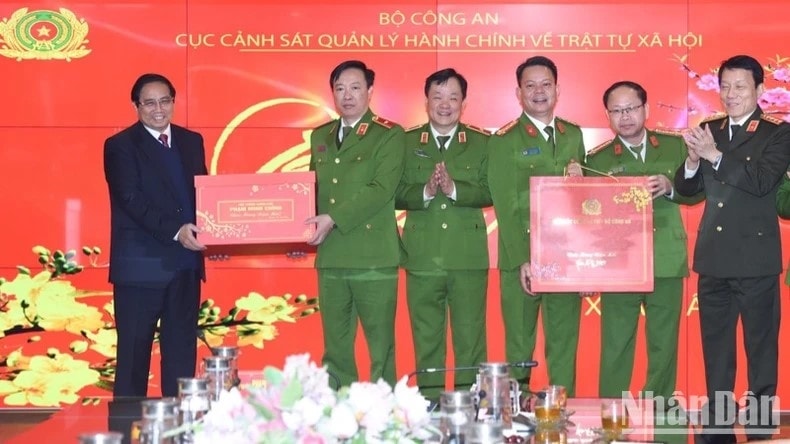 Thủ tướng Phạm Minh Chính tặng quà động viên Cục Cảnh sát quản lý hành chính về trật tự xã hội. (Ảnh: TRẦN HẢI) Thủ tướng Phạm Minh Chính tặng quà động viên Cục Cảnh sát quản lý hành chính về trật tự xã hội. (Ảnh: TRẦN HẢI)