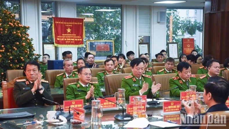 Lãnh đạo Bộ Công an, Cục Cảnh sát quản lý hành chính về trật tự xã hội tham dự sự kiện. (Ảnh: TRẦN HẢI) Lãnh đạo Bộ Công an, Cục Cảnh sát quản lý hành chính về trật tự xã hội tham dự sự kiện. (Ảnh: TRẦN HẢI)