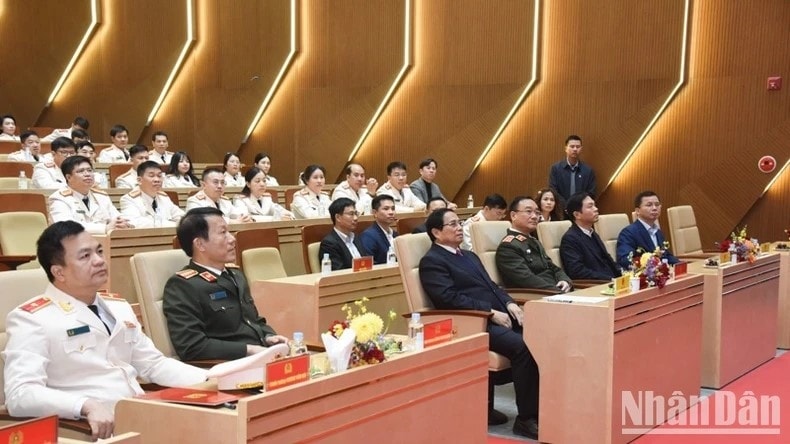 Thủ tướng Phạm Minh Chính và lãnh đạo Bộ Công an, Cục An ninh điều tra. (Ảnh: TRẦN HẢI) Thủ tướng Phạm Minh Chính và lãnh đạo Bộ Công an, Cục An ninh điều tra. (Ảnh: TRẦN HẢI)