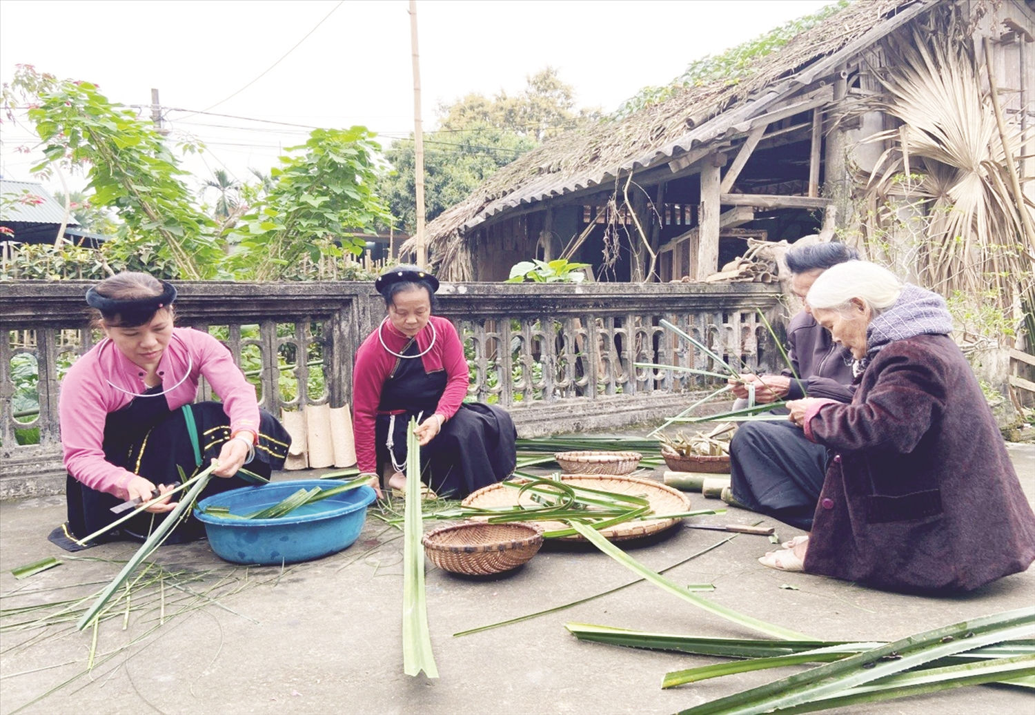 Đồng bào Cao Lan ở làng Ngọc Tân, xã Ngọc Quan, huyện Đoan Hùng làm bánh truyền thống  trong Lễ hội truyền thống đình Ngọc Tân.