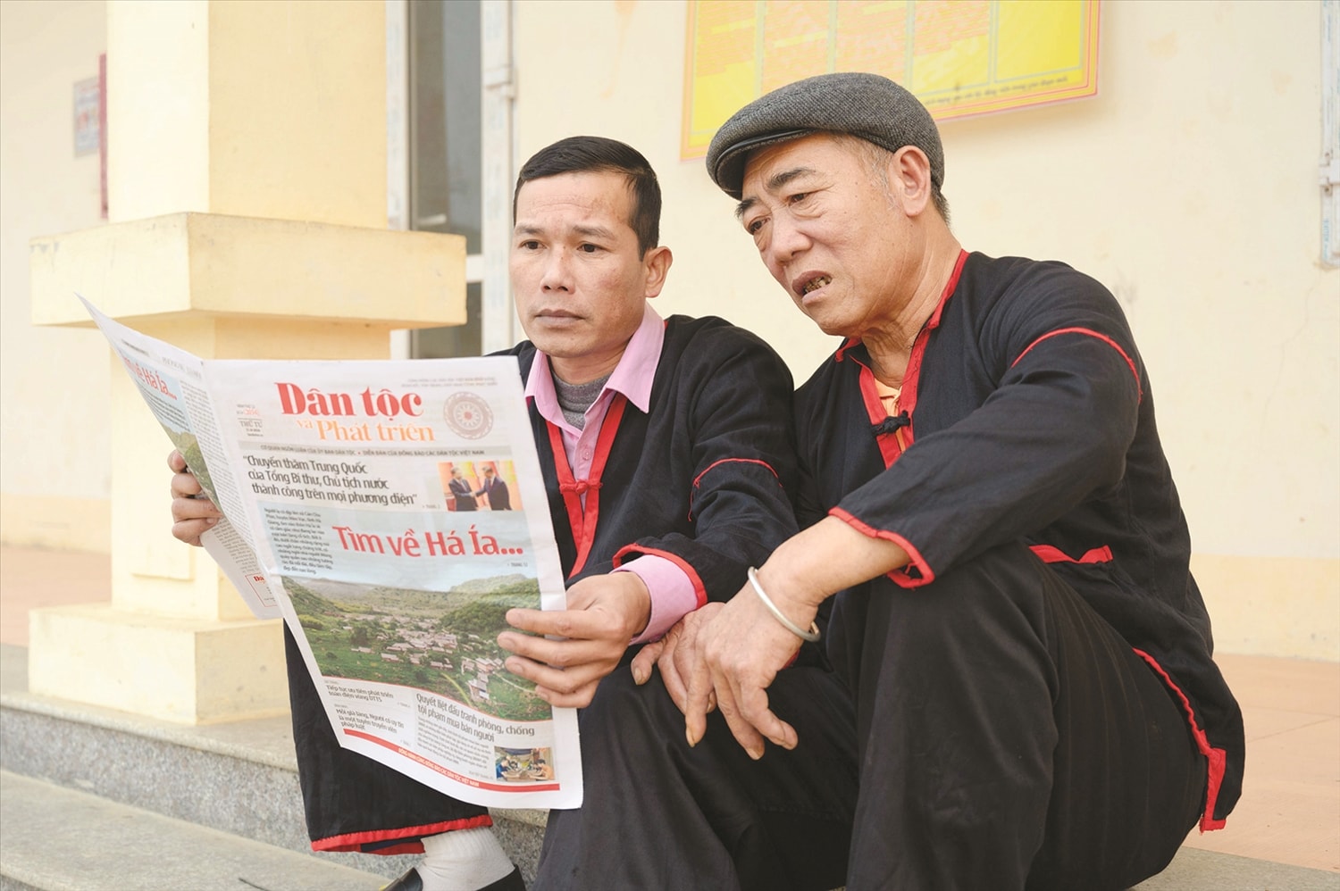 Ông Hủng Văn Sứ cùng cán bộ Phòng Dân tộc huyện Quang Bình tìm hiểu về các mô hình giữ gìn bản sắc văn hóa dân tộc thông qua Báo Dân tộc và Phát triển. Ông Hủng Văn Sứ cùng cán bộ Phòng Dân tộc huyện Quang Bình tìm hiểu về các mô hình giữ gìn bản sắc văn hóa dân tộc thông qua Báo Dân tộc và Phát triển.