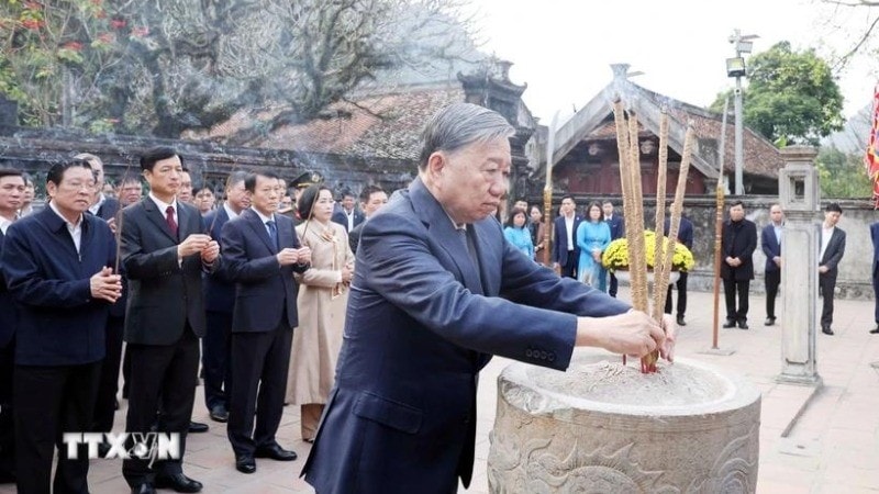 Tổng Bí thư Tô Lâm và đoàn công tác Trung ương dâng hương tại Đền thờ Vua Đinh Tiên Hoàng. (Ảnh: TTXVN) Tổng Bí thư Tô Lâm và đoàn công tác Trung ương dâng hương tại Đền thờ Vua Đinh Tiên Hoàng. (Ảnh: TTXVN)
