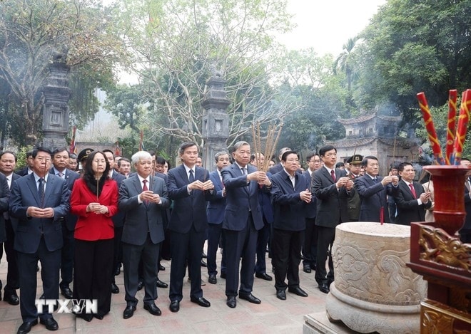 Tổng Bí thư Tô Lâm và đoàn công tác Trung ương dâng hương tại Đền thờ vua Lê Đại Hành. (Ảnh: TTXVN) Tổng Bí thư Tô Lâm và đoàn công tác Trung ương dâng hương tại Đền thờ vua Lê Đại Hành. (Ảnh: TTXVN)