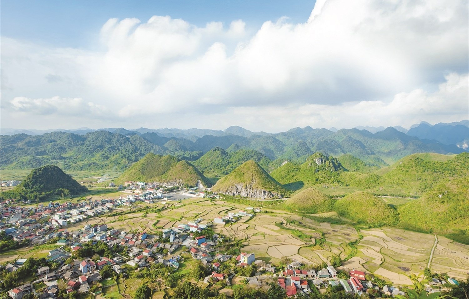 Hệ thống cơ sở vật chất, hạ tầng tại các địa phương trên địa bàn huyện Quản Bạ, tỉnh Hà Giang đang ngày một hoàn thiện  nhằm đáp ứng nhu cầu phát triển của địa phương