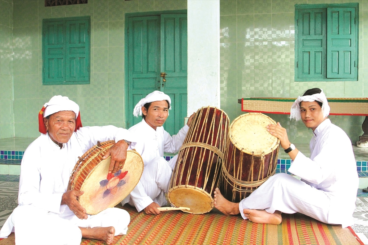 Nghệ nhân Maduen Chiêu (bên trái) và các học trò hòa tấu nhạc cụ baranưng  và ghi năng. Ảnh Thái Sơn Ngọc 