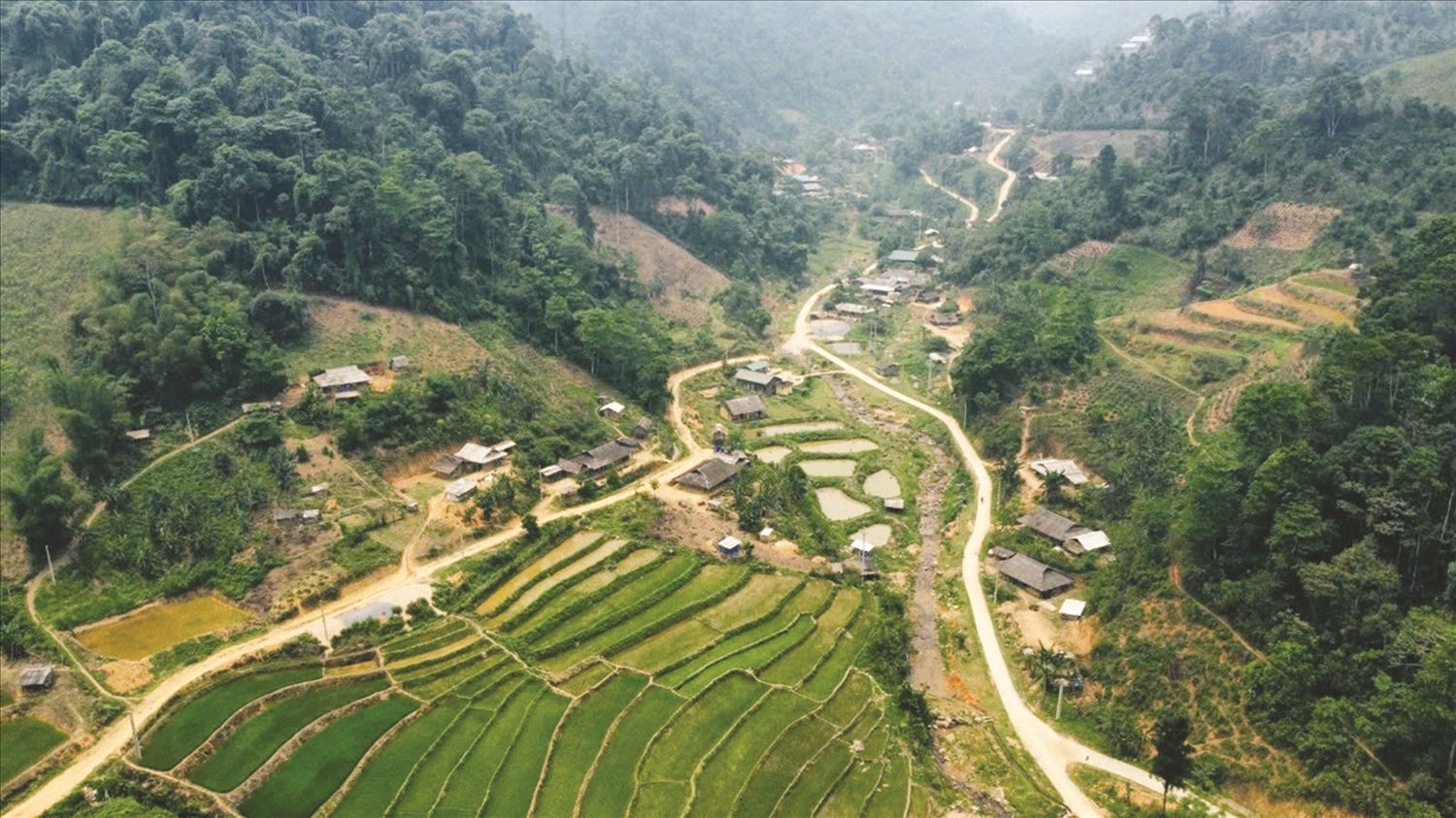 Người Mông ở bản Mùa Xuân cùng giúp nhau  phát triển kinh tế, xóa bỏ hủ tục.
