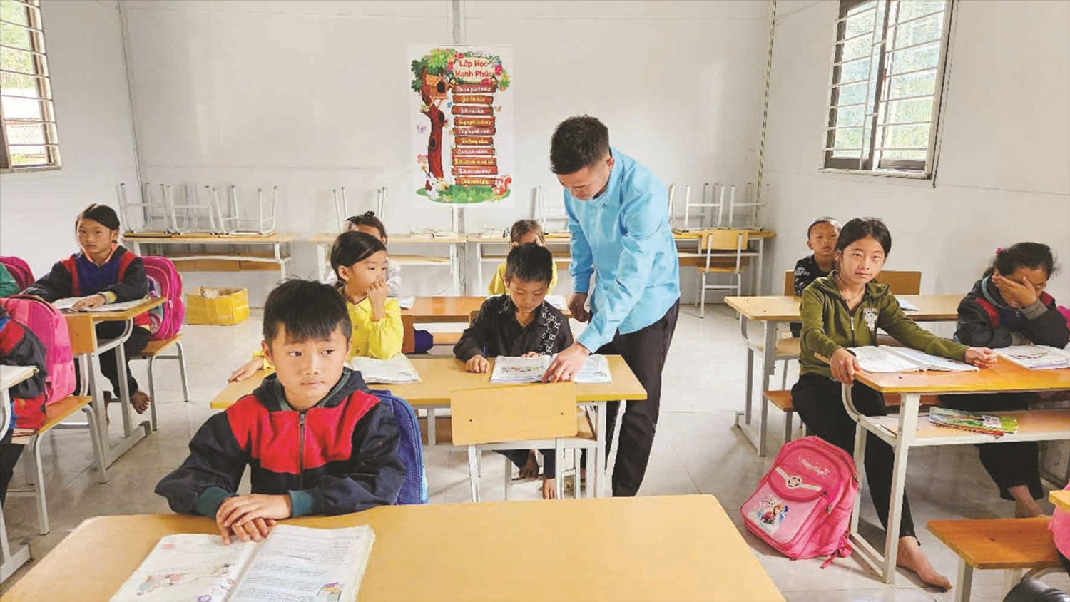 Với sự chung tay của các nhà hảo tâm, khu lẻ bản Mùa Xuân của Trường Tiểu học Sơn Thủy  đã được dựng lại theo kiểu nhà lắp ghép với 5 phòng học cho gần 100 trẻ của 5 lớp. 