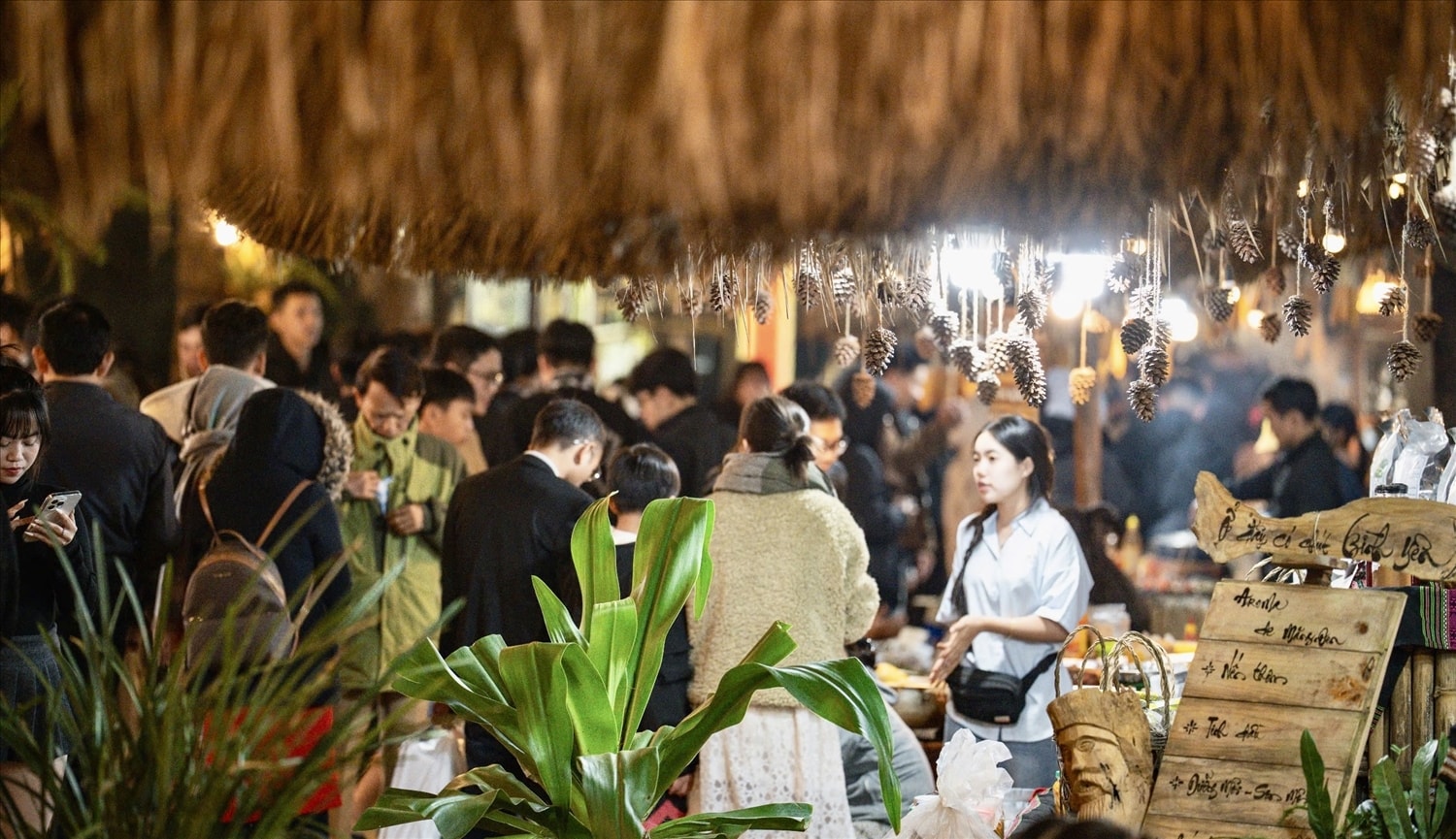 Không gian Chợ phiên Măng Đen là nơi được nhiều du khách đến thăm quan và thưởng thức các món ăn truyền thống của đồng bào DTTS