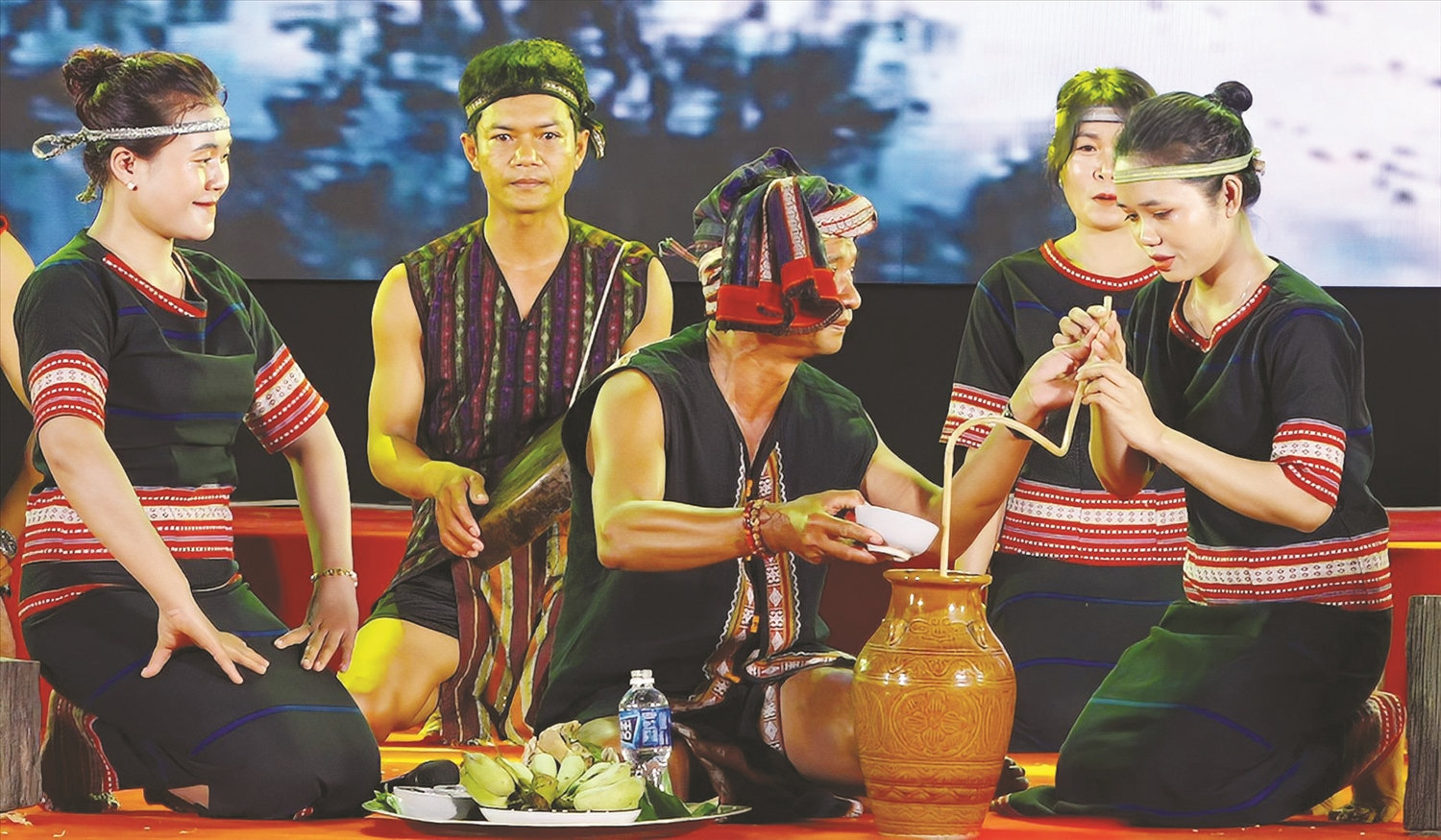Đồng bào Cơ Ho (Bình Thuận) trong trang phục truyền thống  tái hiện lễ hội qua sân khấu hóa.