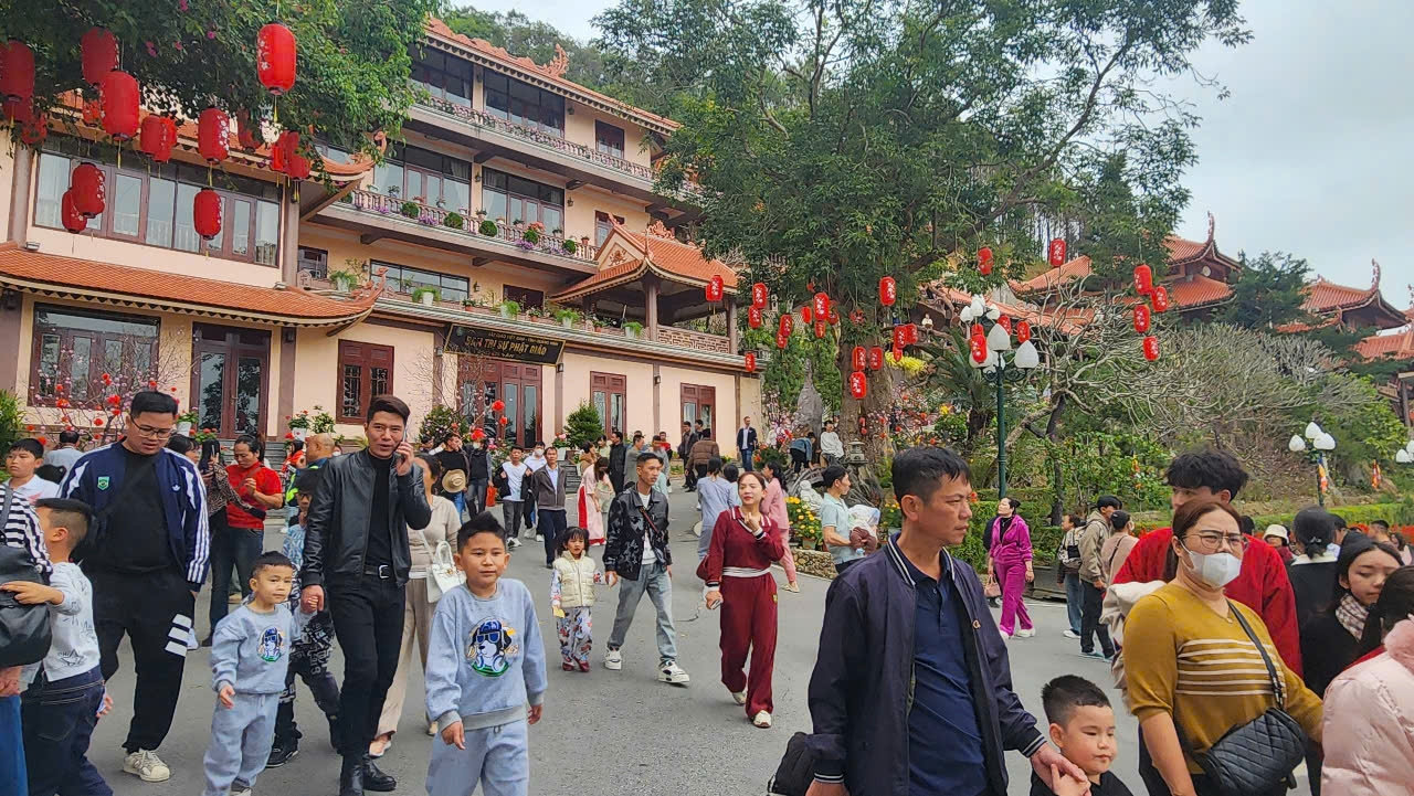 Chùa Cái Bầu (huyện Vân Đồn)  là một trong những điểm đến thu hút khách dịp Tết Nguyên đán Ất Tỵ