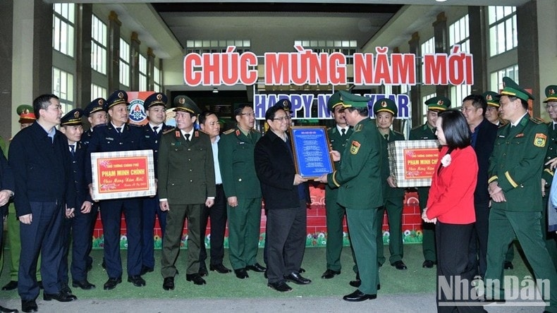 Chỉ huy trưởng Lực lượng Biên phòng tại Cửa khẩu Tân Thanh tặng Thủ tướng Phạm Minh Chính bài thơ ca ngợi về công cuộc xoá nhà tạm, nhà dột nát trên phạm vi cả nước. (Ảnh: THANH GIANG) Chỉ huy trưởng Lực lượng Biên phòng tại Cửa khẩu Tân Thanh tặng Thủ tướng Phạm Minh Chính bài thơ ca ngợi về công cuộc xoá nhà tạm, nhà dột nát trên phạm vi cả nước. (Ảnh: THANH GIANG)