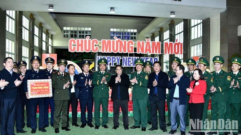 Thủ tướng Phạm Minh Chính với các lực lượng chức năng liên ngành làm nhiệm vụ tại Cửa khẩu Tân Thanh. (Ảnh: THANH GIANG) Thủ tướng Phạm Minh Chính với các lực lượng chức năng liên ngành làm nhiệm vụ tại Cửa khẩu Tân Thanh. (Ảnh: THANH GIANG)