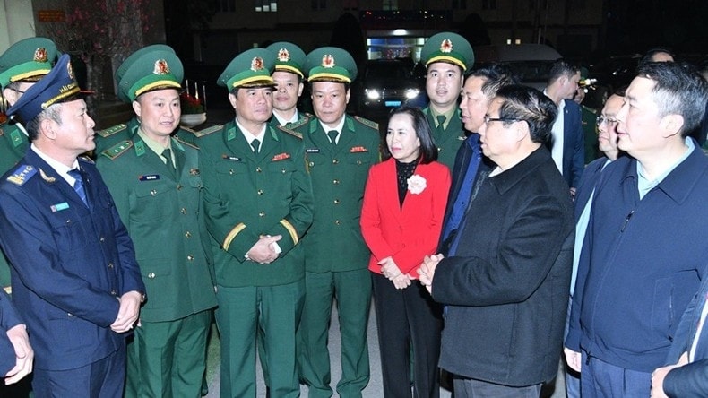 Thủ tướng Phạm Minh Chính nói chuyện, hỏi thăm các lực lượng chức năng liên ngành đang làm nhiệm vụ tại Cửa khẩu Tân Thanh. (Ảnh: THANH GIANG) Thủ tướng Phạm Minh Chính nói chuyện, hỏi thăm các lực lượng chức năng liên ngành đang làm nhiệm vụ tại Cửa khẩu Tân Thanh. (Ảnh: THANH GIANG)