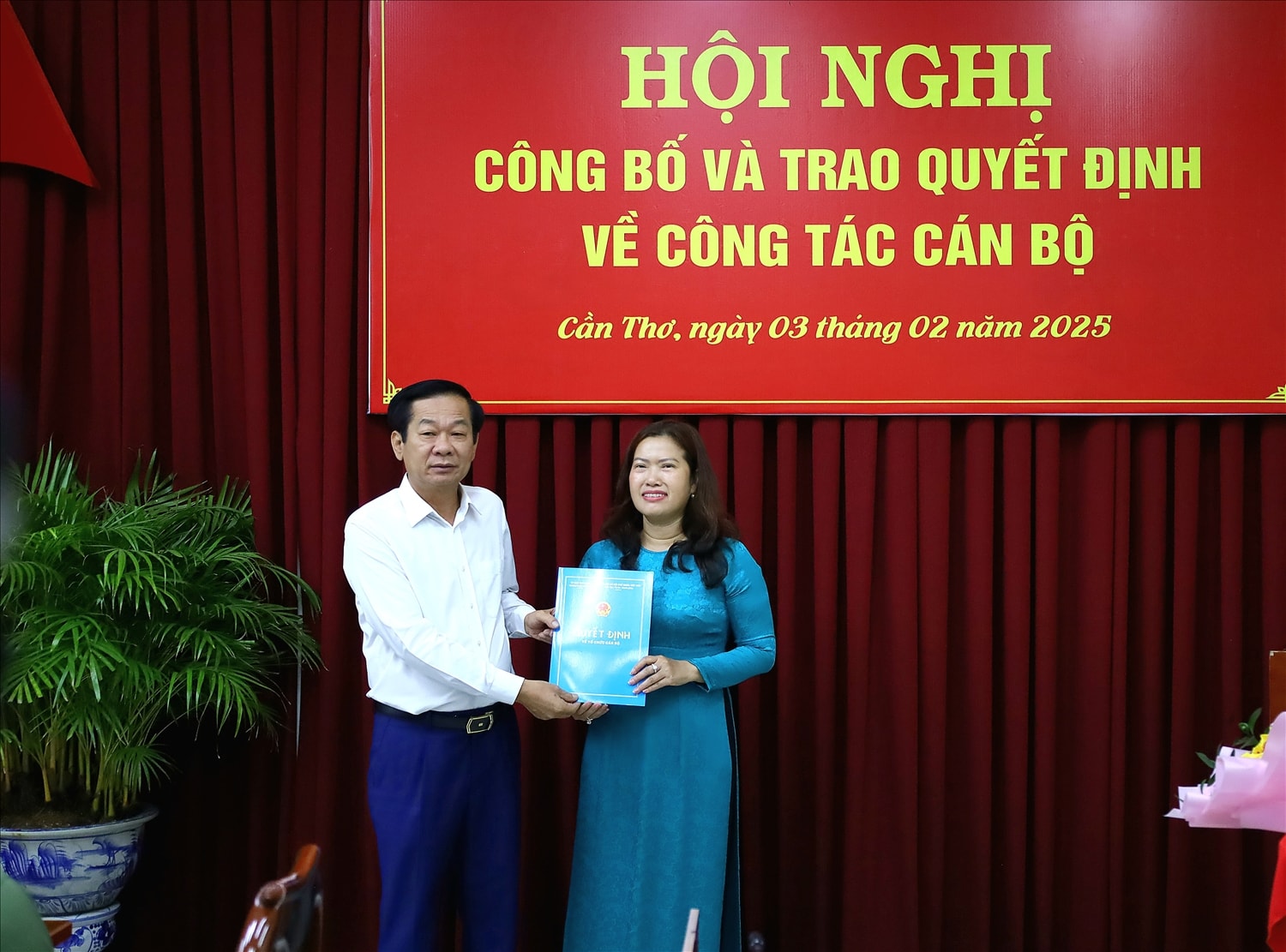 Ông Đỗ Thanh Bình, Bí thư Thành uỷ TP. Cần Thơ trao quyết định cho bà Nguyễn Thị Ngọc Điệp Ông Đỗ Thanh Bình, Bí thư Thành uỷ TP. Cần Thơ trao quyết định cho bà Nguyễn Thị Ngọc Điệp