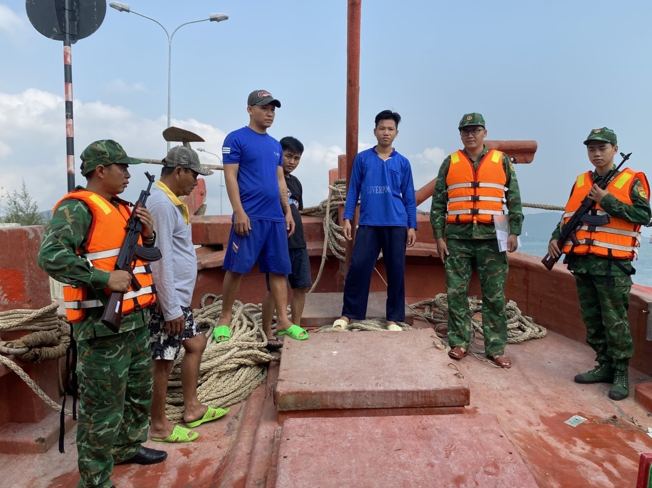 Lực lượng ĐBP cảng An Thới ( Bộ đội Biên phòng Kiên Giang) kiểm tra 2 tàu cá phát hiện số lượng dầu DO không rõ nguồn gốc Lực lượng ĐBP cảng An Thới ( Bộ đội Biên phòng Kiên Giang) kiểm tra 2 tàu cá phát hiện số lượng dầu DO không rõ nguồn gốc